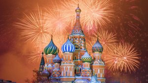 Новогодний салют в обычном Московском дворе New Year's fireworks in an ordinary Moscow courtyard