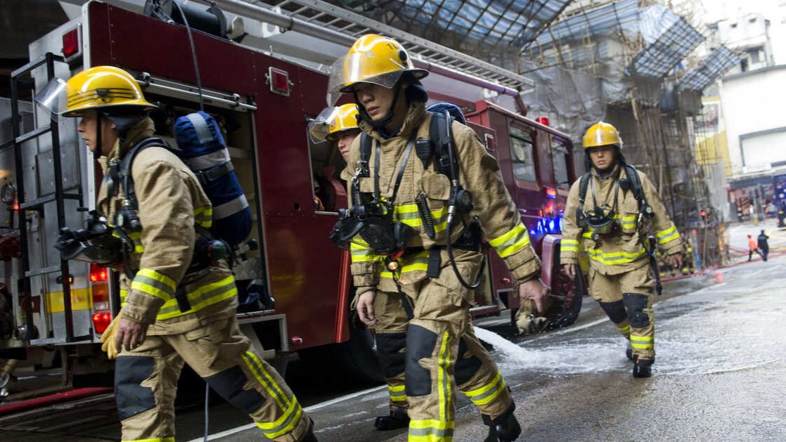 Один человек погиб и восемь пострадали при пожаре в жилом комплексе в Гонконге смотреть онлайн