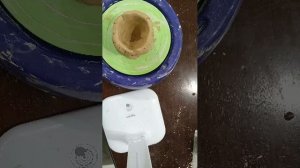 делаю кружечку из глины гончарный круг.