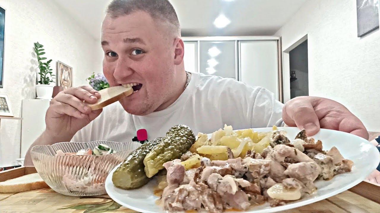 МУКБАНГ ЖАРЕНАЯ КАРТОШКА с курицей и грибами / ОБЖОР Жареная картошка, салат, соленья / MUKBANG ASMR смотреть онлайн