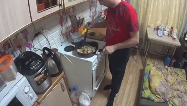 ПОМОРСКАЯ КУХНЯ Рыба жаренная морская с петрушкой и луком СИГ КОРЮШКА КАМБАЛА смотреть онлайн