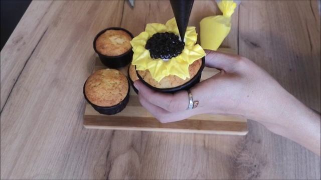 МК по ПОДСОЛНУХУ Работа с сухим красителем Подсолнух из белково-заварного крема смотреть онлайн