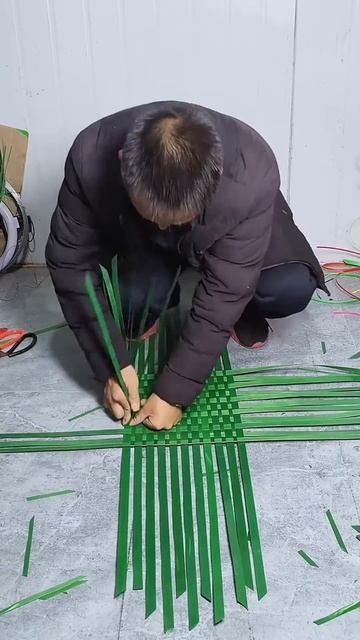 Он создаёт самые необычные корзины из материалов, которые вообще для этого не подходят смотреть онлайн