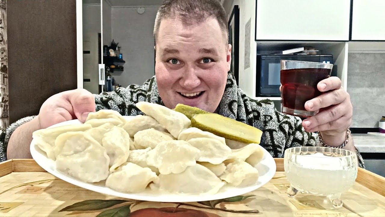 МУКБАНГ ВАРЕНИКИ с картошкой, соленые огурцы / ОБЖОР вареники с картошкой и сметаной / MUKBANG ASMR смотреть онлайн