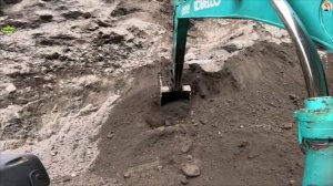 Строительство, экскаватор копает песок