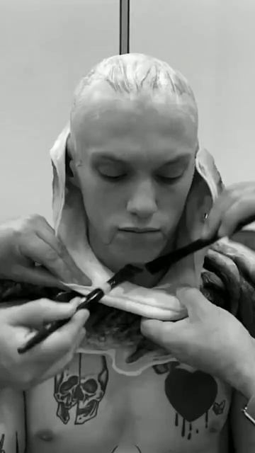 Показывают как гримировали Джейми Кэмпбелл Бауэра для роли Векны. Смешной пузик получился)) смотреть онлайн