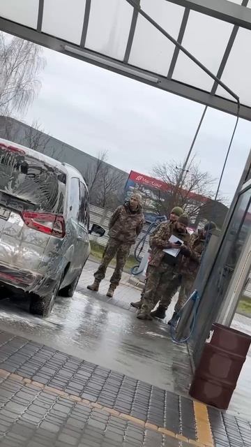 Тарас заехал на мойку, но там его поджидали сотрудники ТЦК