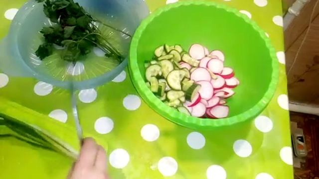 САЛАТ ИЗ РЕДИСА И ОГУРЦА С ЗЕЛЕНЬЮ. К ШАШЛЫКУ.