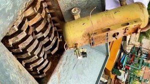 Шредер измельчает металлолом и пластик. Приятно смотреть и слушать