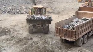 Красный самосвал Caterpillar 966D с колесным погрузчиком, загружающий огромную породу || Мощная тяже