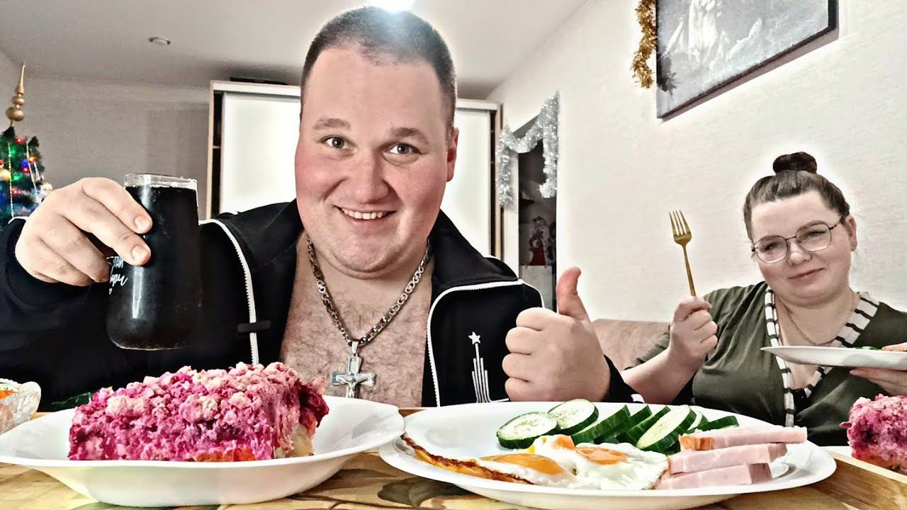 МУКБАНГ ЯИЧНИЦА и СЕЛЕДКА ПОД ШУБОЙ / ОБЖОР салат селёдка под шубой с Екатериной/ MUKBANG ASMR смотреть онлайн