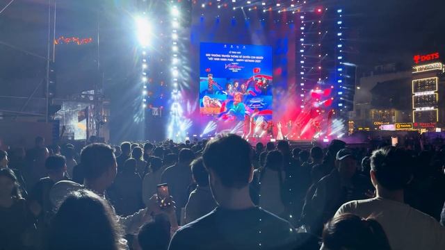 Рождественский Ханой дешёвая Азия безумная праздничная ночь 🎆🚶♂️ смотреть онлайн