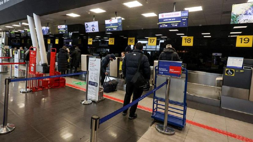 В аэропортах Внуково и Жуковский ввели ограничения на полеты смотреть онлайн