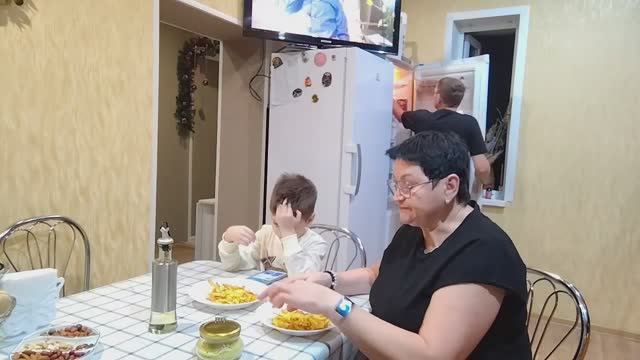 СНОВА В МАГАЗИН // КАРТОШКА ФРИ В АЭРОГИЛЕ смотреть онлайн