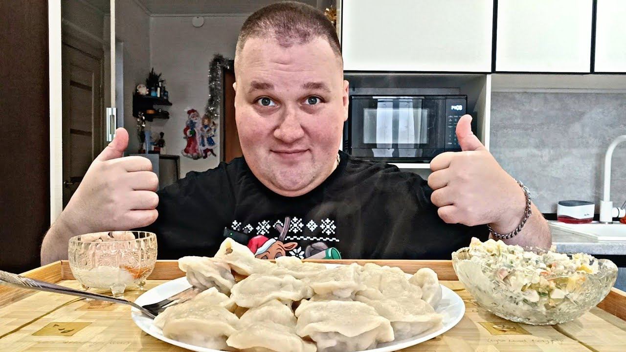 МУКБАНГ пельмени и оливье / ОБЖОР пельмени домашние с майонезом / MUKBANG ASMR смотреть онлайн