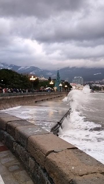 г. Ялта. Набережная. Штормит. 3 января 2026 год. смотреть онлайн