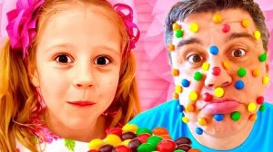 Ребенок с папой играют в различные игры