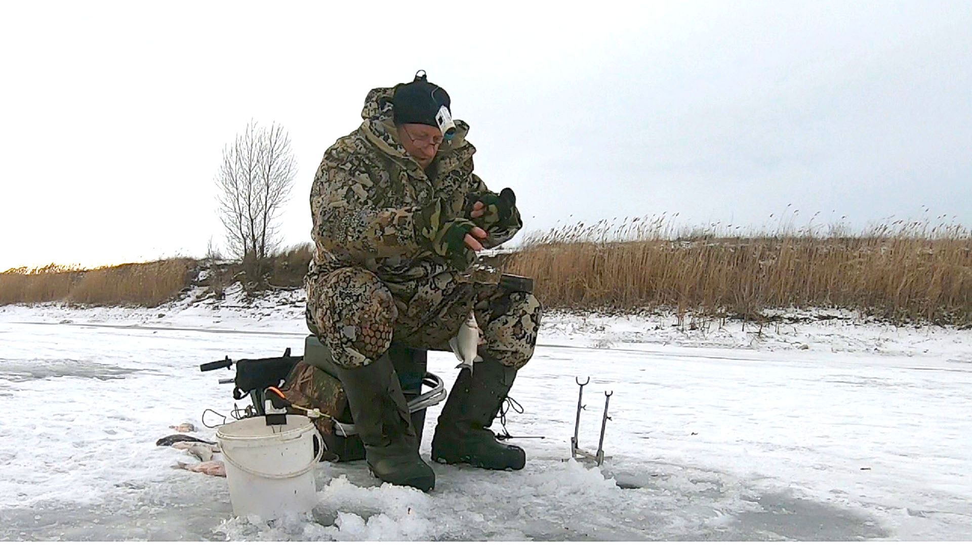 Повезло на рыбалке со льда, карась ловился активно. смотреть онлайн