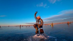 Судак на глубине по пояс! Жрет приманки целиком. Зимняя рыбалка на судака