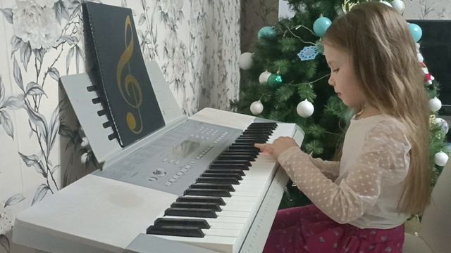 Алиса 6 лет, музицирует для мамы смотреть онлайн