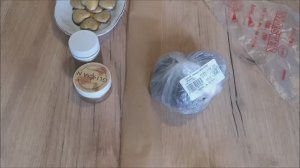 Надпись глазурью и кандурином Выравниваем торт кремом