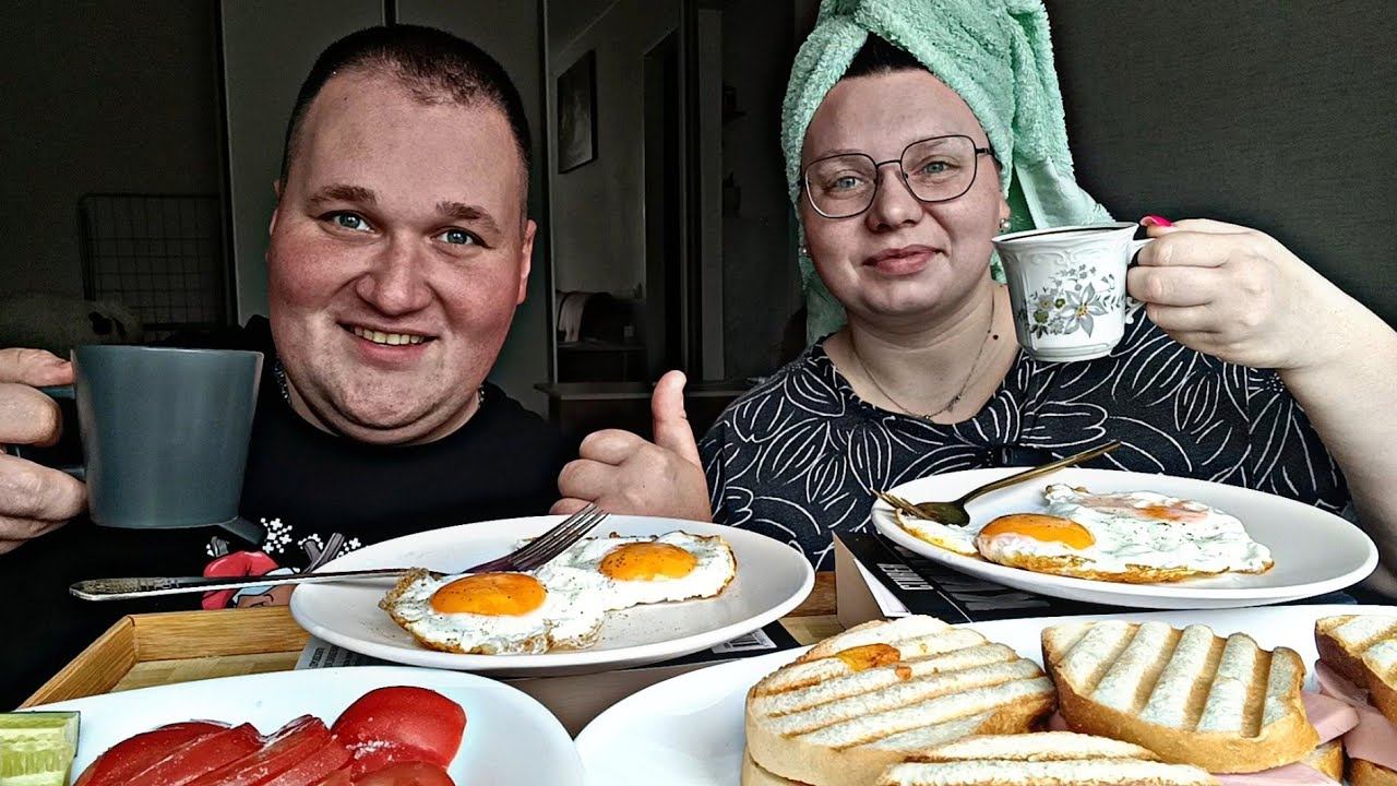 МУКБАНГ ГОРЯЧИЕ БУТЕРБРОДЫ, яичница и кофе / ОБЖОР завтрак свежие овощи / MUKBANG ASMR смотреть онлайн
