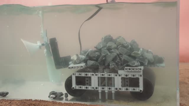 LEGO Water Challenge: Может ли автомобиль LEGO перевозить тяжелые грузы под водой? смотреть онлайн