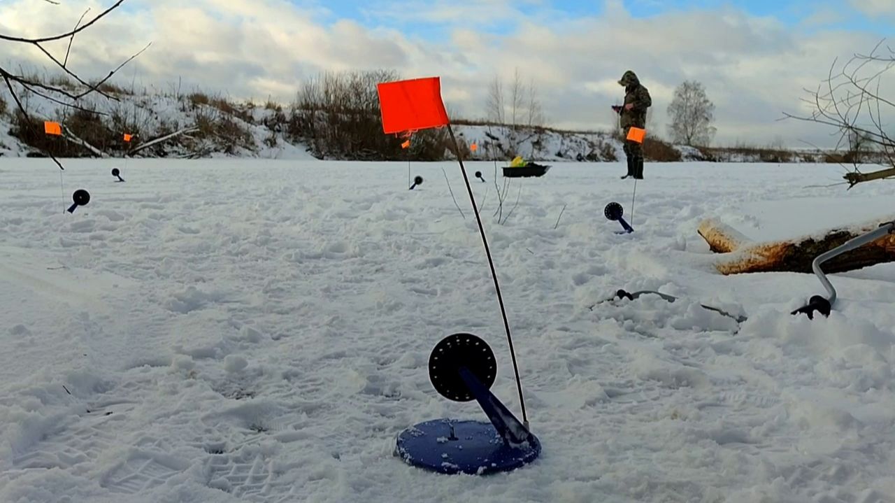 ВЕСЁЛАЯ РЫБАЛКА НА ЖЕРЛИЦЫ В ЯНВАРЕ смотреть онлайн