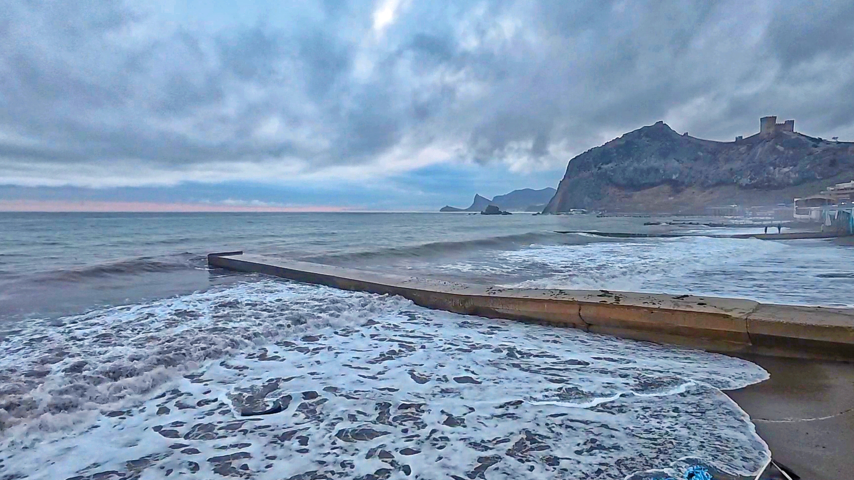 СУДАК 2026 начало ШТОРМОВ! Очень тепло, куча людей на набережной. Крым на Ладони смотреть онлайн
