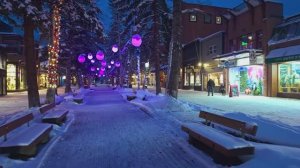 Аспен, Колорадо - Снежный вечер в рождественски украшенном городе миллиардеров.