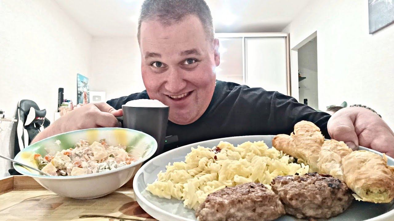 МУКБАНГ КОТЛЕТЫ с макаронами / ОБЖОР КОТЛЕТЫ с макаронами и салат оливье / MUKBANG ASMR смотреть онлайн