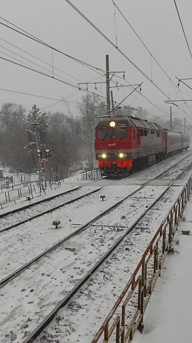 Тепловоз ТЭП70БС-361 (ТЧЭ-14) с двумя пассажирскими вагонами следует по 2-му главному пути. смотреть онлайн