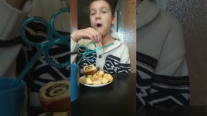 ем суп который мы приготовили с Полиной, яблоки, мандарин, булочку, молоко и напиток с шиповником