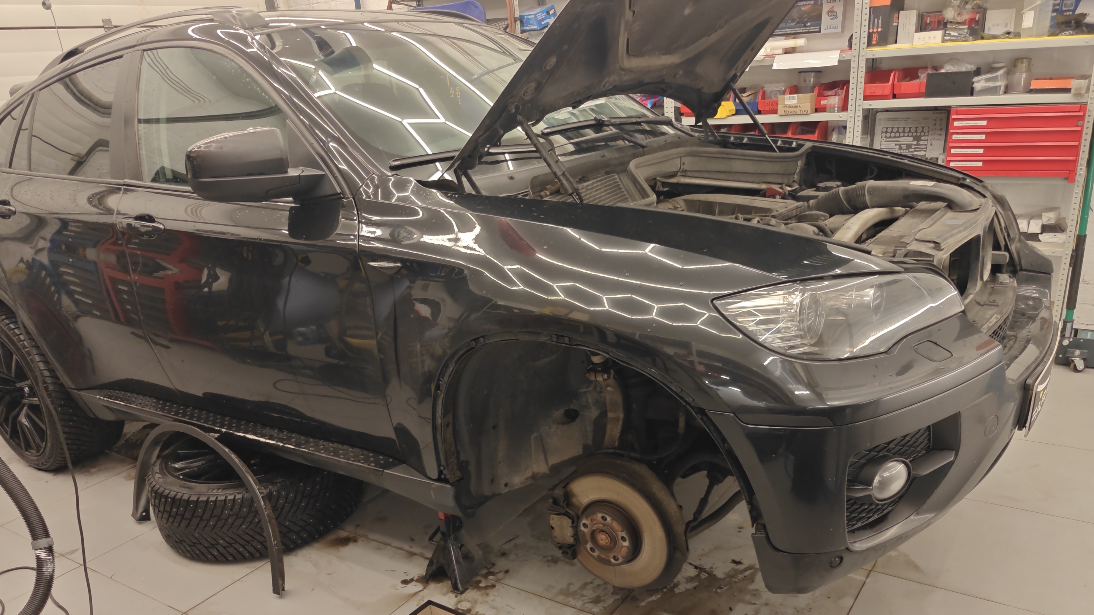 BMW x6 e71 2010. Меняем штатный ксенон на светодиодные модули нового поколения. смотреть онлайн