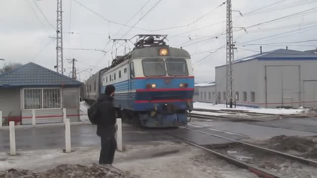 ЧС2К с поездом на станции Сергиев Посад. 2013 год.