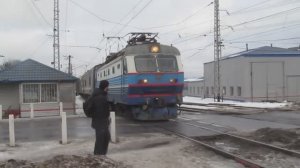 ЧС2К с поездом на станции Сергиев Посад. 2013 год.