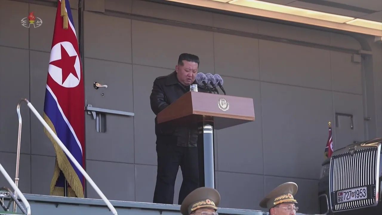 Ким Чен Ын посетил строительную площадку объединенной тепличной фермы Синуиджу смотреть онлайн