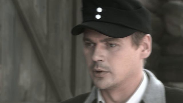 Русский партизан переодетый в форму полицая защищает своего друга его невесту и девушку смотреть онлайн