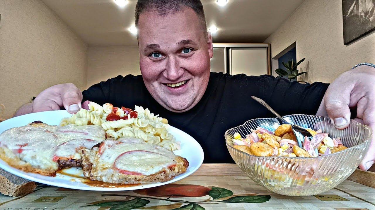 МУКБАНГ ОТБИВНЫЕ с помидором и сыром, макароны / ОБЖОР отбивные, салат из сухариков и арбуз смотреть онлайн