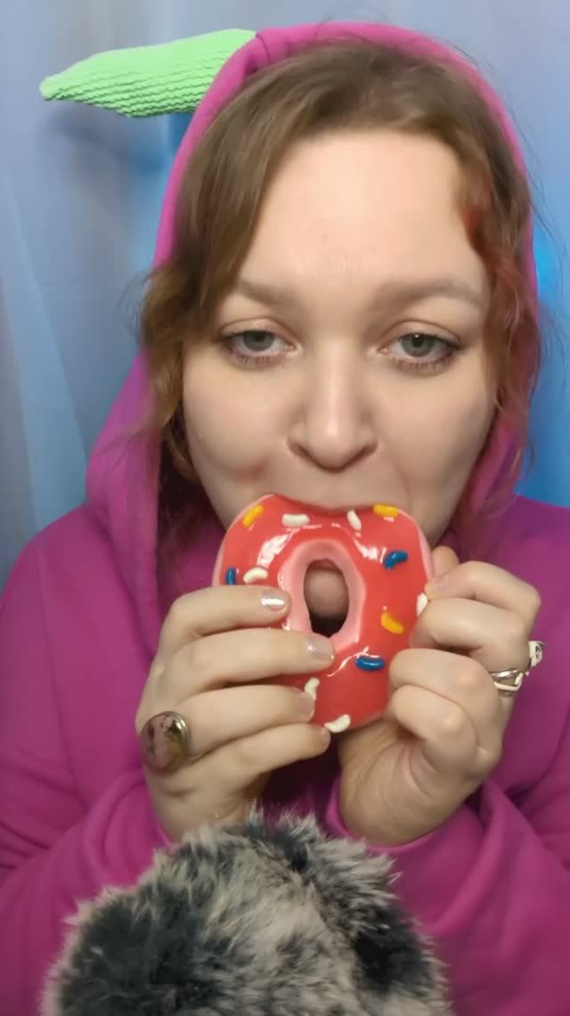 АСМР Ем ГИГАНТСКИЙ МАРМЕЛАДНЫЙ ПОНЧИК из Fix Price 🍩+🤤 ASMR eating|mukbang #асмр #asmr  #unpacking смотреть онлайн