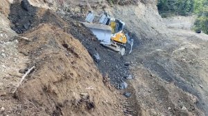 Строительство новой дороги с помощью бульдозера LIEBHERR 746
