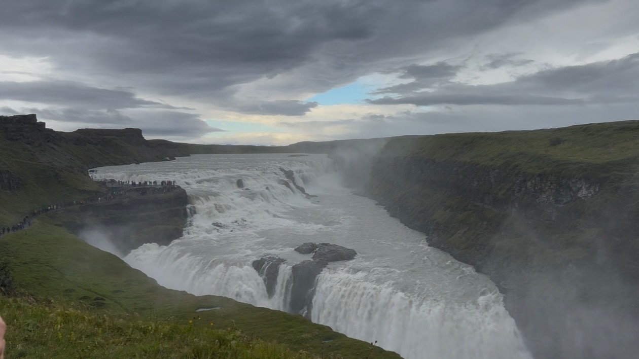 Мощь водопада в Исландии