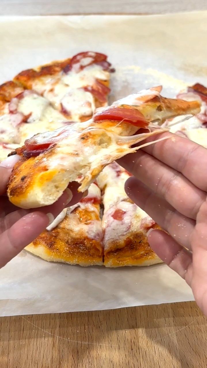 Идеальное тесто, хрустящие бортики и мягкая основа! Готовим пиццу! смотреть онлайн