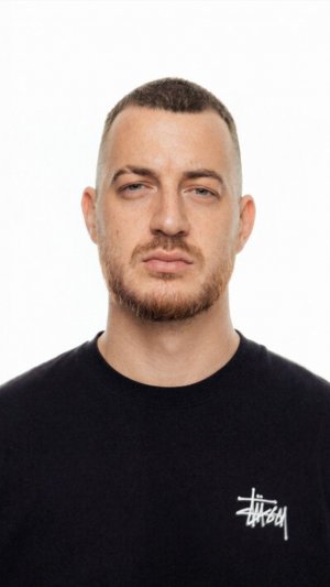 Рэпер ChipaChip показал сниппет на новый трек «Новый год» с прогулкой по шпалам.