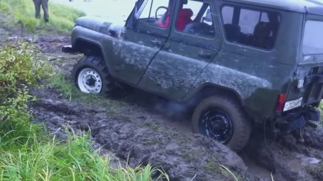 УАЗ против горной стихии: бросок через реку смотреть онлайн