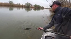 БЕШЕНЫЙ КЛЁВ САЗАНА! ПОЛНАЯ ЛОДКА РЫБЫ. ПЕРВЫЙ РАЗ ЛОВИМ ВТРОЁМ.