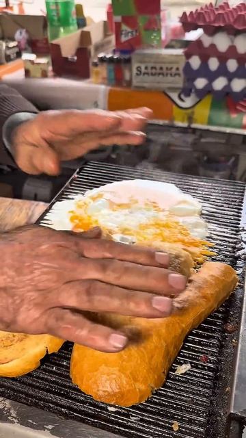 Как приготовить смешанный тост? Приезжайте в Адану, съешьте мой тост в магазине Duman Market. смотреть онлайн