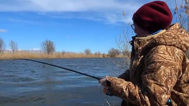 НА РЫБАЛКУ С ЖЕНОЙ. ПЕРВАЯ РЫБАЛКА НА САЗАНА. Весенняя рыбалка 2025 смотреть онлайн