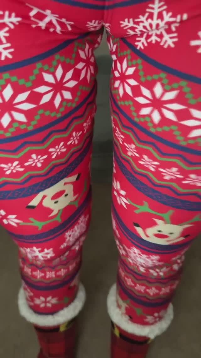 ЭТО СЛИШКОМ? #christmassocks #christmasleggings #leggings #christmasoutfit #tallsocks смотреть онлайн