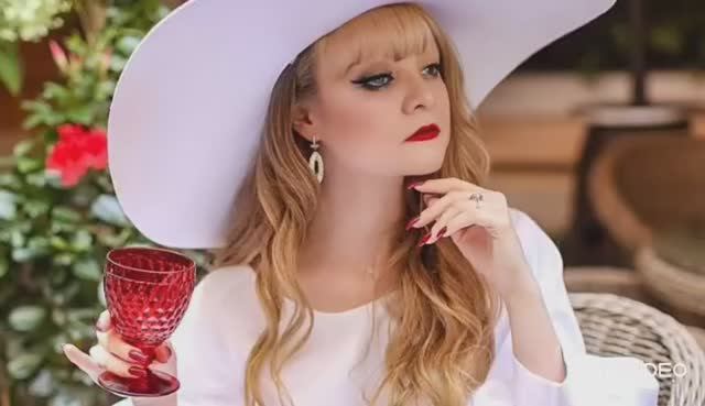 Я НЕ СТЕСНЯЮСЬ ЛЕТ СВОИХ... смотреть онлайн